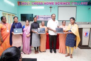 மேயர் பதவி எனக்கு திருப்தி ;  அறிவு கடல் போன்றது –தூத்துக்குடியில் 83 மாணவிகளுக்கு மடிக்கணினி வழங்கி மேயர் ஜெகன் பெரியசாமி பேச்சு…!!